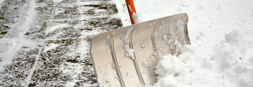 Schneeschaufel räumt Schnee